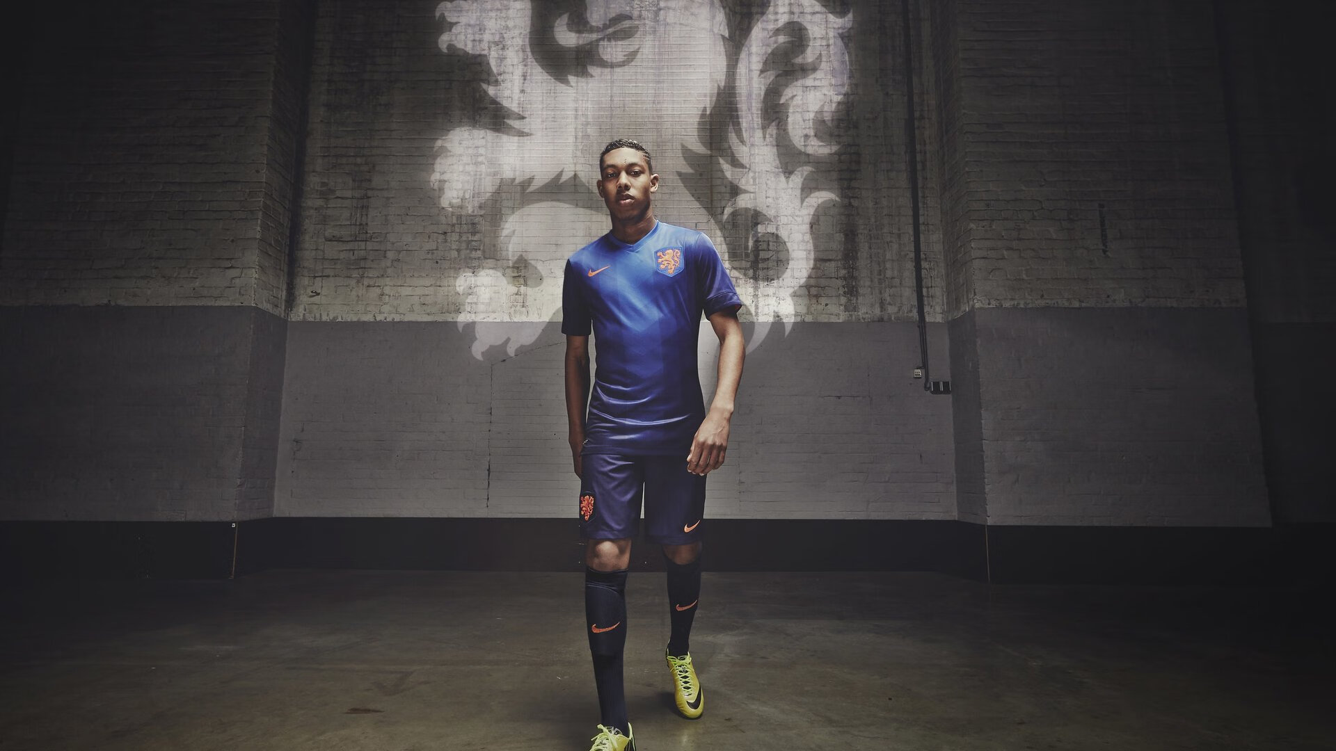 意大利骑手多米安·米歇尔斯在2024年巴黎奥运会盛装舞步比赛中获得第六名,展现坚韧精神。