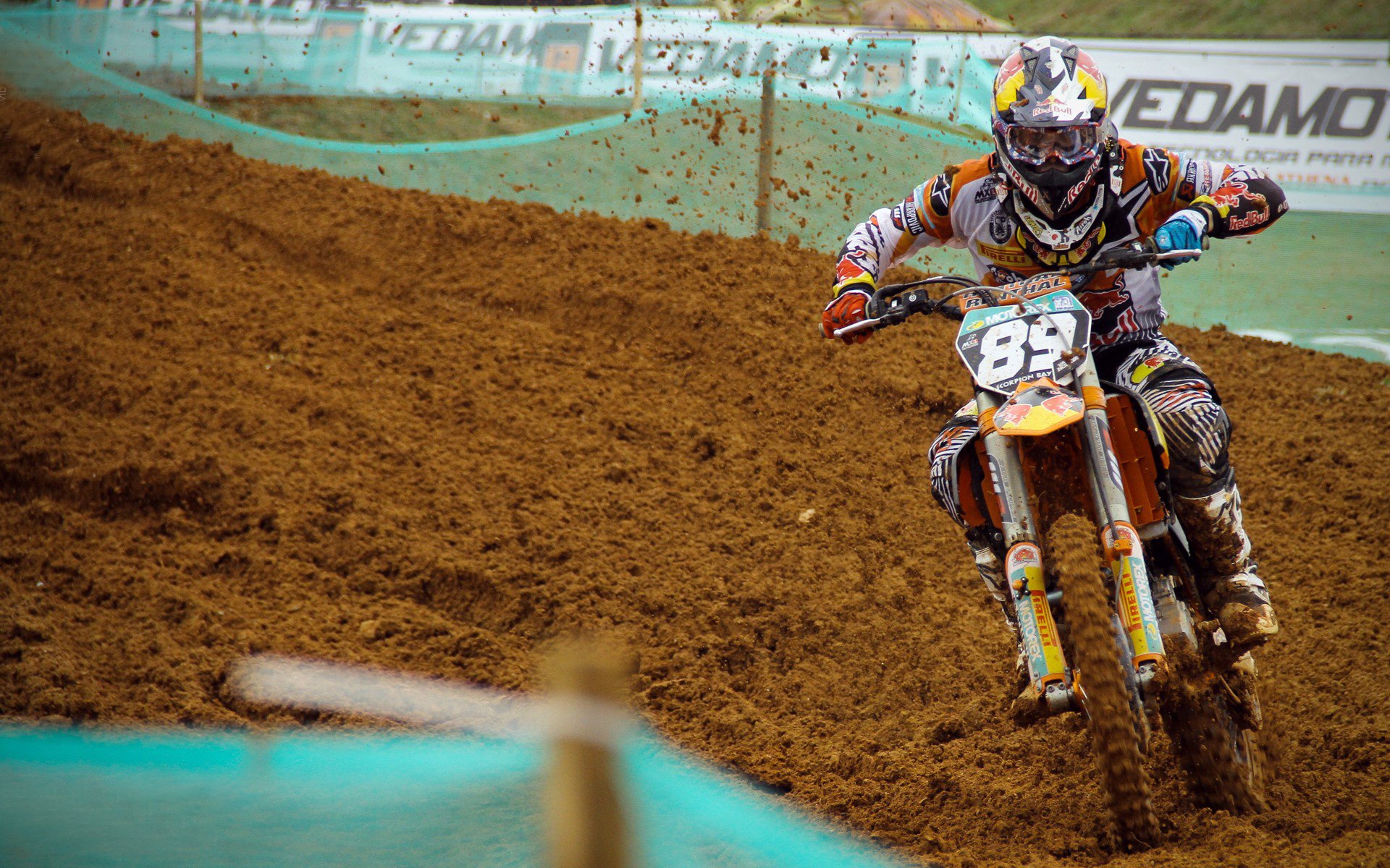 梅西率队轻松取胜,巴萨升至积分榜第三,梅西高薪续约巴萨