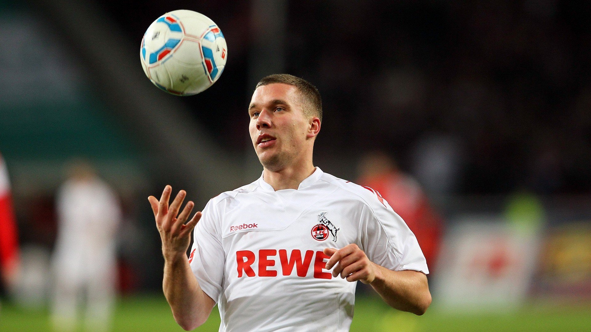 瓦伦西亚主场1-1战平西班牙人，比赛进程胶着，瓦伦西亚队主场