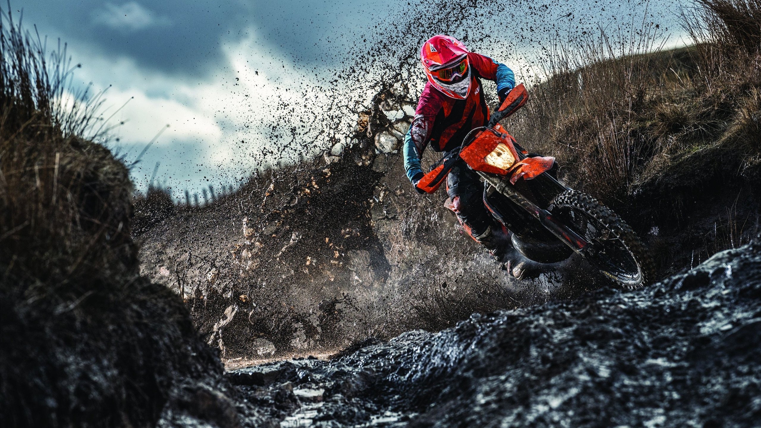 红军在冬窗签下替补门将，增强替补席实力，红军冬装军服